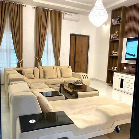 Urban Retreat Luxury Shortlet Apartment Lekki Ajah Lagos With Pool And Gym Exterior photo