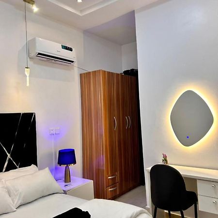 Urban Retreat Luxury Shortlet Apartment Lekki Ajah Lagos With Pool And Gym Exterior photo