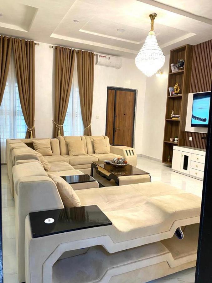 Urban Retreat Luxury Shortlet Apartment Lekki Ajah Lagos With Pool And Gym Exterior photo
