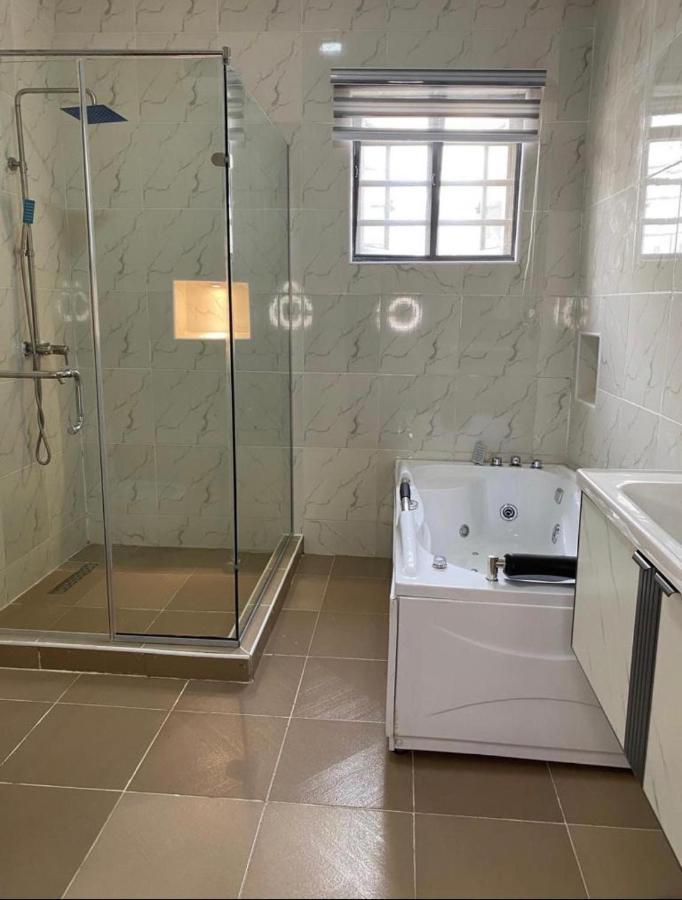 Urban Retreat Luxury Shortlet Apartment Lekki Ajah Lagos With Pool And Gym Exterior photo