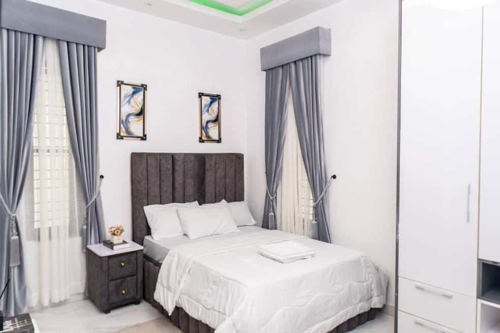 Urban Retreat Luxury Shortlet Apartment Lekki Ajah Lagos With Pool And Gym Exterior photo