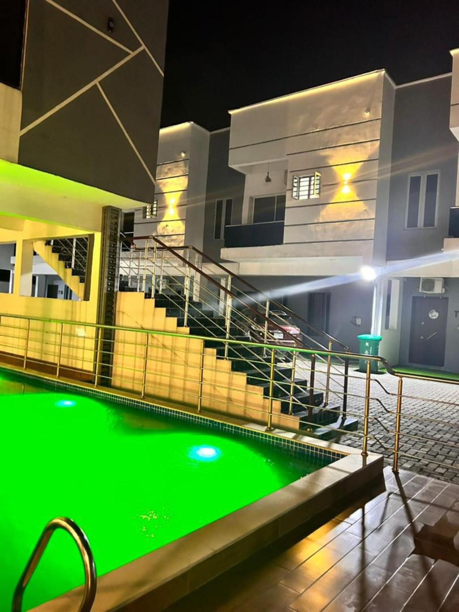Urban Retreat Luxury Shortlet Apartment Lekki Ajah Lagos With Pool And Gym Exterior photo